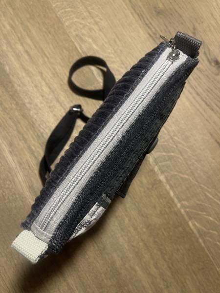 "Flickenwerk II mit Tasche" (grau-schwarz-weiß)  - HUNDEMOTIV
